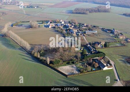 Photographie aérienne du village rural de Favière dans le département des Yvelines 78, région Ile-de-France, France - 03 janvier 2010 Banque D'Images