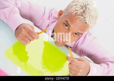 Vue en grand angle d'un homme d'affaires qui casse un crayon Banque D'Images