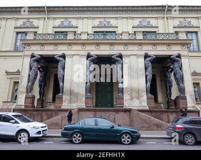 Saint-Pétersbourg, Russie. 05ème novembre 2019. Sculptures à la 'Nouvelle Hermitage', à Saint-Pétersbourg, sur la Neva. L'entrée est soutenue par 10 énormes figures de pierre. Credit: Jan Woitas/dpa-Zentralbild/ZB/dpa/Alay Live News Banque D'Images