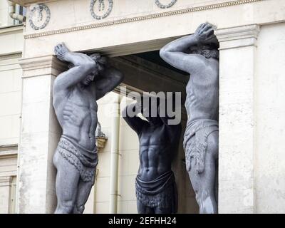 Saint-Pétersbourg, Russie. 05ème novembre 2019. Sculptures à la 'Nouvelle Hermitage', à Saint-Pétersbourg, sur la Neva. L'entrée est soutenue par 10 énormes figures de pierre. Credit: Jan Woitas/dpa-Zentralbild/ZB/dpa/Alay Live News Banque D'Images