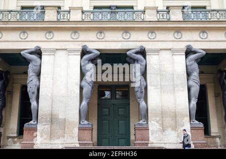 Saint-Pétersbourg, Russie. 05ème novembre 2019. Sculptures à la 'Nouvelle Hermitage', à Saint-Pétersbourg, sur la Neva. L'entrée est soutenue par 10 énormes figures de pierre. Credit: Jan Woitas/dpa-Zentralbild/ZB/dpa/Alay Live News Banque D'Images