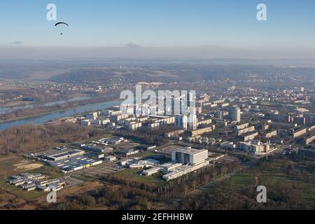 Photographie aérienne d'un paramoteur (parapente motorisé) survolant la grande ville de Mante-la-Jolie, dans le département des Yvelines (78200), Ile-de-Fran Banque D'Images