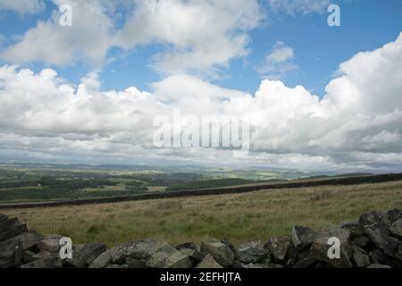 Nuages de tempête passant au-dessus de Bowstonegate Lyme Handley Lyme Park vu Depuis Sponds Hill Cheshire England Banque D'Images