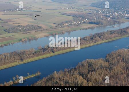 Photographie aérienne paramoteur survolant la Seine à Mantes-la-Jolie, dans le département des Yvelines (78200), région Ile-de-France, France - Januar Banque D'Images