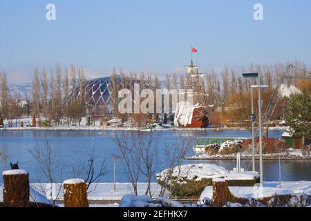 Vue sur le lac en hiver avec un bateau en bois et un dôme en arrière-plan Banque D'Images