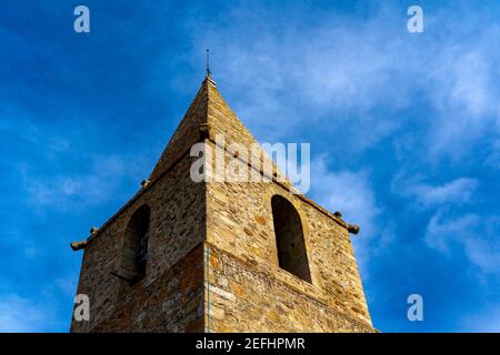 L'église Sainte-Eulalie de Bolquère, Bolquère, Pyrénées Orientales, France, datant du XIIe siècle. Banque D'Images