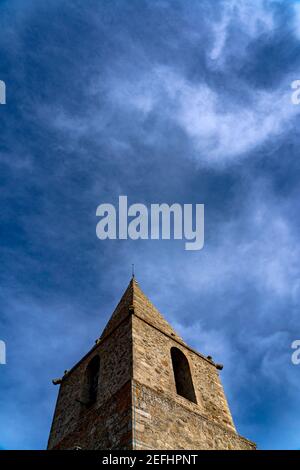 L'église Sainte-Eulalie de Bolquère, Bolquère, Pyrénées Orientales, France, datant du XIIe siècle. Banque D'Images