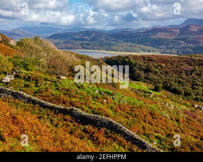 Paysage de montagne au-dessus de l'estuaire de Mawddach près de Barmouth à Gwynedd Nord-Ouest du pays de Galles Royaume-Uni près de la populaire promenade Panorama Avec Snowdonia à distance Banque D'Images