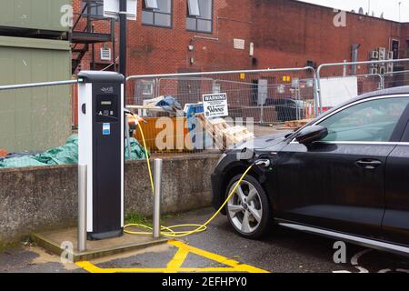 Chargement de voitures électriques à un point de chargement EVOLT dans le parc automobile de Wickford, Wickford, Essex, Grande-Bretagne, février 2021 Banque D'Images