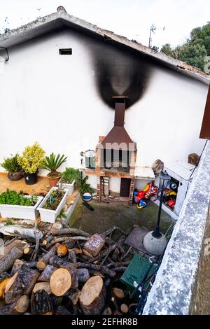 Taches de fumée de la fumée de bois en Catalogne, Espagne. 400,000 décès prématurés en Europe chaque année, selon l'Agence européenne pour l'environnement. Banque D'Images