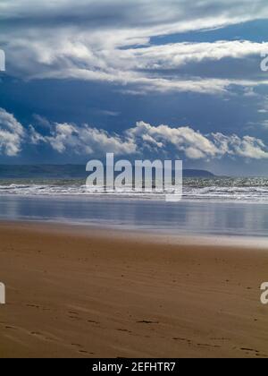 La plage de sable de Morfa Dyffryn entre Barmouth et Harlech à Gwynedd, sur la côte nord-ouest du pays de Galles, avec un ciel orageux au-dessus. Banque D'Images