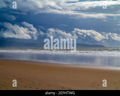 La plage de sable de Morfa Dyffryn entre Barmouth et Harlech à Gwynedd, sur la côte nord-ouest du pays de Galles, avec un ciel orageux au-dessus. Banque D'Images