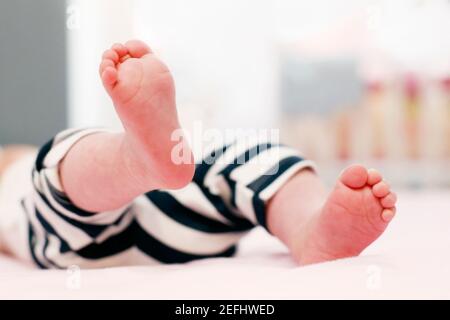 Petites féettes de bébé d'un mois à rayures pantalons Banque D'Images