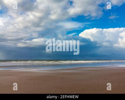 La plage de sable de Morfa Dyffryn entre Barmouth et Harlech à Gwynedd, sur la côte nord-ouest du pays de Galles, avec un ciel orageux au-dessus. Banque D'Images