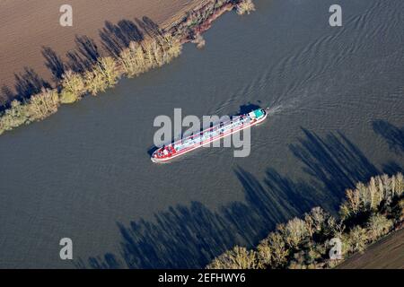Promenade aérienne de barges naviguant sur la Seine, commune de haute-Isle en Vexin, département du Val-d'Oise (95780), Ile-de-France, France - janvier 03 Banque D'Images