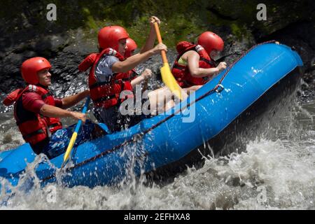 Portrait de cinq personnes dans une rivière rafting Banque D'Images