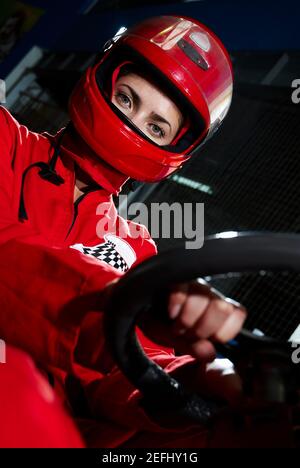 Portrait d'une femme de course Go cart assise dans un sport voiture Banque D'Images