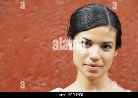 Portrait d'une jeune femme sourire Banque D'Images