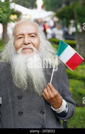 Portrait d'un homme âgé portant un drapeau mexicain Banque D'Images