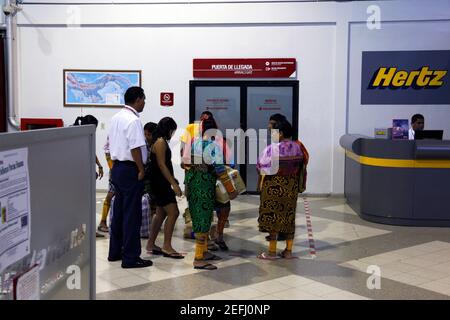 Les femmes Kuna portent une robe traditionnelle à l'extérieur du portail des arrivées de l'aéroport national d'Albrook, Panama City, Panama Banque D'Images