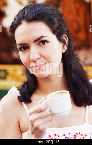 Portrait of a Mid adult woman holding a cup of coffee Banque D'Images