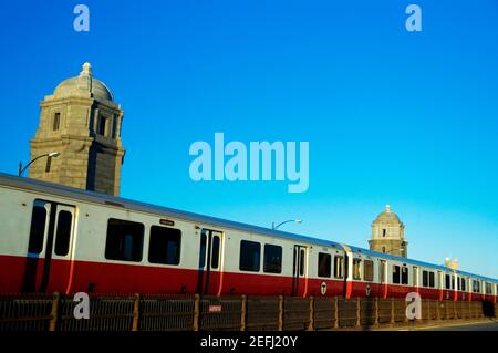 Prenez un train sur une voie ferrée, Longfellow Bridge, Boston, Massachusetts, États-Unis Banque D'Images