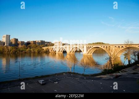 Vue en grand angle du pont-clé traversant le fleuve Potomac, Washington DC, États-Unis Banque D'Images