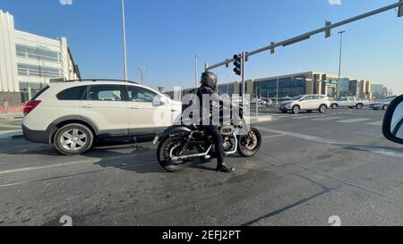 Harley Division Biker debout au signal. vélos et circulation Banque D'Images