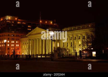 Façade d'un musée d'art illuminée la nuit, National Gallery of Art, Washington DC, Etats-Unis Banque D'Images