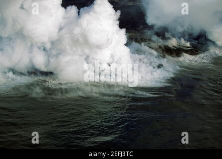 La vapeur s'élève de lave qui coule dans la mer, Hawaï Banque D'Images