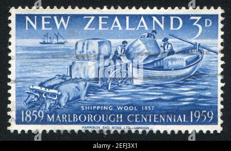 NOUVELLE-ZÉLANDE - VERS 1959: Timbre imprimé par la Nouvelle-Zélande, montre la laine d'expédition au bar Wairau, 1857, vers 1959 Banque D'Images
