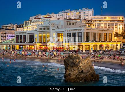 Le Casino Municipal et la Grande plage de Biarritz à la tombée de la nuit (Pyrénées Atlantique - Aquitaine - France). Banque D'Images