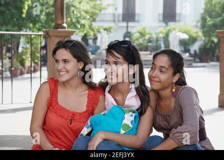 Close-up of young women sitting and smiling Banque D'Images