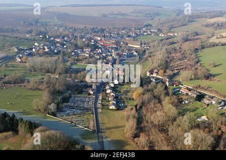 Village de Chaussy vu du ciel, petit village rural français à Vexin, dans le département du Val-d'Oise (95710); région Ile-de-France, France - janvier Banque D'Images