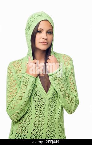 Portrait of a young woman holding collars de son T-shirt Banque D'Images