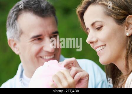 Gros plan d'un couple adulte de taille moyenne qui mange des bonbons en coton Banque D'Images