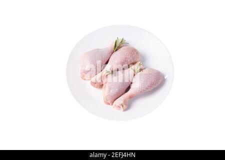 Pilons de poulet sur une assiette blanche.objet isolé sur fond blanc.viande de poulet cuite. Banque D'Images