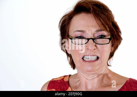 Portrait d'une femme âgée qui claque ses dents Banque D'Images