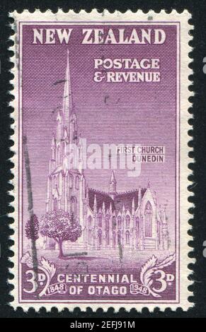 NOUVELLE-ZÉLANDE - VERS 1948 : timbre imprimé par la Nouvelle-Zélande, montre First Church, Dunedin, vers 1948 Banque D'Images