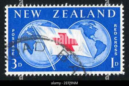 NOUVELLE-ZÉLANDE - VERS 1959 : timbre imprimé par la Nouvelle-Zélande, montre Globes et drapeau de la Croix-Rouge, vers 1959 Banque D'Images