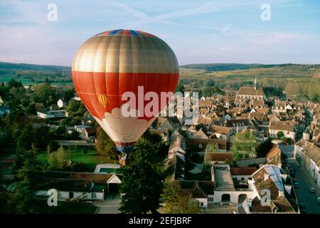 Montgolfière au-dessus des vignobles, France Banque D'Images
