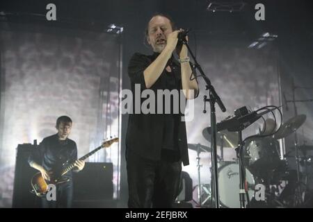 Thom Yorke de Radiohead se présentant sur scène au Roundhouse à Londres Banque D'Images