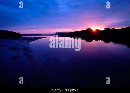 Coucher de soleil sur l'estuaire de Newport à Pembrokeshire, pays de Galles Banque D'Images