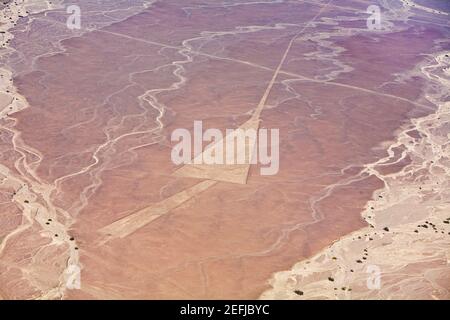 Vue aérienne des lignes de nazca représentant un triangle dans un désert, Nazca, Pérou Banque D'Images