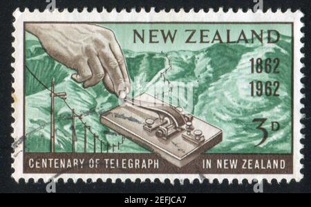 NOUVELLE-ZÉLANDE - VERS 1962: Timbre imprimé par la Nouvelle-Zélande, montre Morse Key et Port Hills, Lyttelton, vers 1962 Banque D'Images