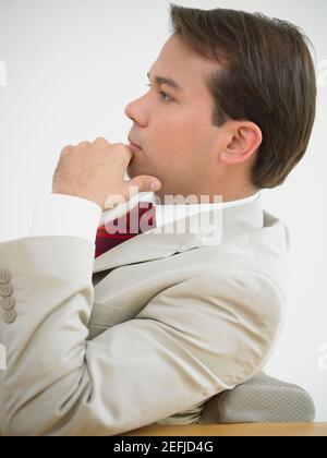 Portrait of a businessman thinking avec sa main sur son menton Banque D'Images