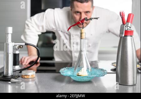 Concentré au travail. Portrait d'un chef professionnel travaillant dans la cuisine du restaurant. Photo de haute qualité Banque D'Images