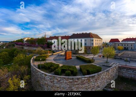 Magnifique phoito aérien de printemps sur le quartier du château royal de Buda. Y compris les cerisiers en fleurs Banque D'Images