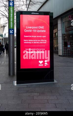 Affiche Liverpool One indiquant les dernières nouvelles sur le verrouillage le centre commercial du centre-ville Banque D'Images