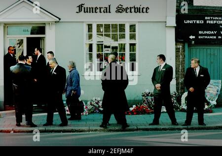 Ronnie Kray funèbres Bethnal Green East London England 29 mars 1995 balayages de 2021 mineurs de sécurité attendent dans les bureaux de W. English Funeral sur Bethnal Gree Road Funeral of East End of London Gangster Ronnie Kray, Jumeau de Reggie Kray, un autre chef du crime, qui a assisté aux funérailles alors qu'il s'est blessé à l'est de Londres jusqu'à la parcelle familiale du cimetière de Chingford ne London. Banque D'Images